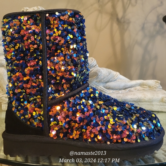 Ugg Sequin Stellar Short Boot NWOT Suede Fur logo Designer 7 Black #730 - Picture 6 of 16